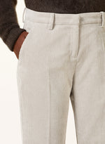 Lade das Bild in den Galerie-Viewer, CAMBIO Carrot-fit Cropped Cordhose KRYSTAL
