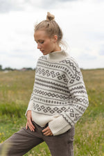 Lade das Bild in den Galerie-Viewer, BLUE Fe Jaquard Strickpulli - Cream/Light Chocolate
