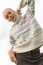 Lade das Bild in den Galerie-Viewer, BLUE Fe Jaquard Strickpulli - Cream/Light Chocolate
