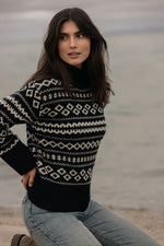 Lade das Bild in den Galerie-Viewer, BLUE Fe Jaquard Strickpulli - Black w/Cream
