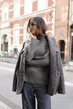 Lade das Bild in den Galerie-Viewer, BLUE Cimmie Strickbluse &quot;light chocolate melange&quot;
