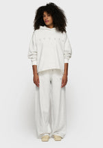 Lade das Bild in den Galerie-Viewer, 10DAYS Cropped Statement Logo Hoodie White Melee
